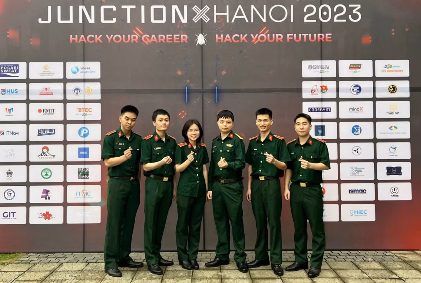 Thư cũng tích cực tham gia nghiên cứu khoa học với các đề tài liên quan đến công nghệ thông tin, giành giải Nhất cuộc thi Hackathon JunctionX Hanoi 2023. Thư cũng tích cực tham gia nghiên cứu khoa học với các đề tài liên quan đến công nghệ thông tin, giành giải Nhất cuộc thi Hackathon JunctionX Hanoi 2023.