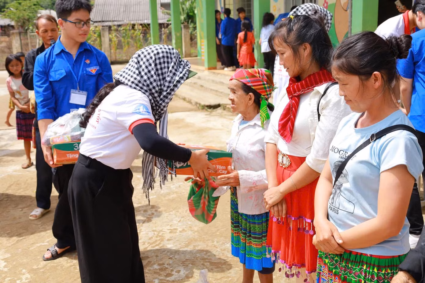Diễm tích cực đi thiện nguyện ở những vùng khó khăn, dạy tiếng Anh cho các em thiếu nhi ở nhà thờ, các em nhỏ mồ côi và có hoàn cảnh đặc biệt khó khăn… Diễm tích cực đi thiện nguyện ở những vùng khó khăn, dạy tiếng Anh cho các em thiếu nhi ở nhà thờ, các em nhỏ mồ côi và có hoàn cảnh đặc biệt khó khăn…