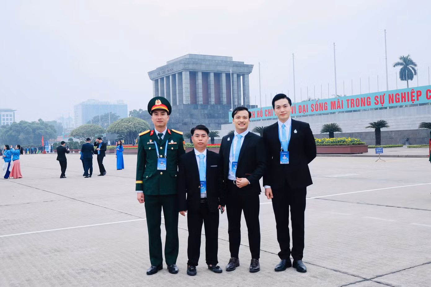 Anh Nguyễn Khắc Cường (thứ 2, từ trái sang) cùng các đại biểu tại Lăng Chủ tịch Hồ Chí Minh. Anh Nguyễn Khắc Cường (thứ 2, từ trái sang) cùng các đại biểu tại Lăng Chủ tịch Hồ Chí Minh.