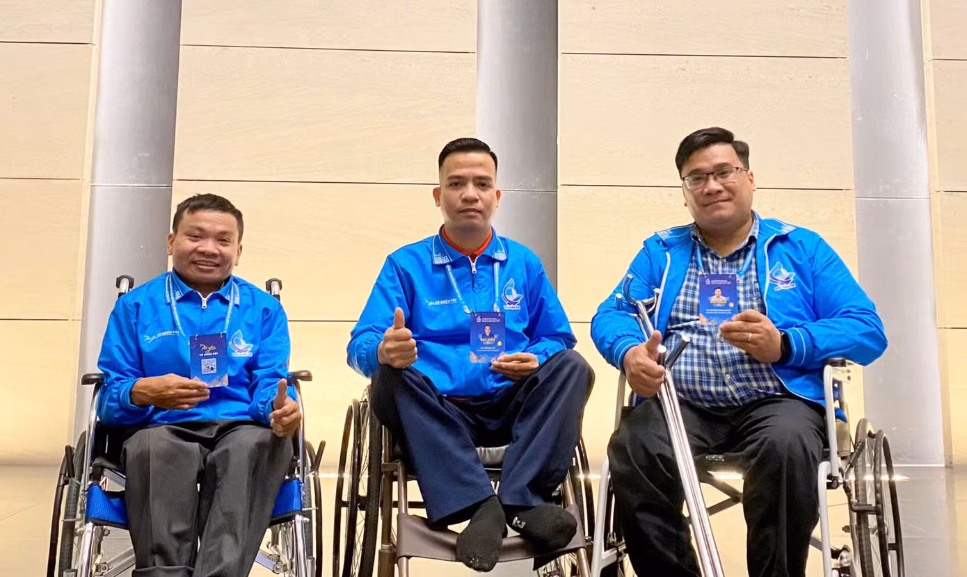 Anh Phạm Quang Khoát (ngoài cùng bên phải) - Chủ tịch Hội thanh niên khuyết tật TP Hà Nội. Anh Phạm Quang Khoát (ngoài cùng bên phải) - Chủ tịch Hội thanh niên khuyết tật TP Hà Nội.