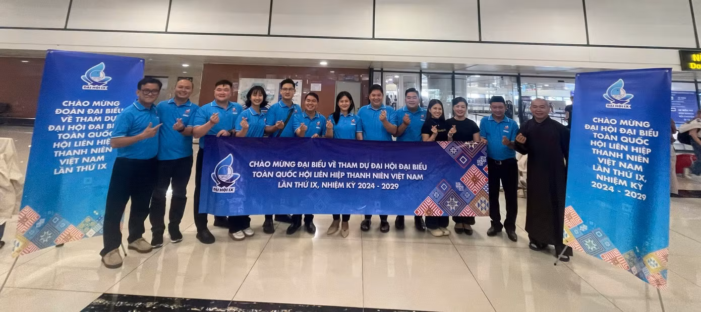 Các đại biểu khí thế hưởng ứng không khí Đại hội đại biểu toàn quốc Hội LHTN Việt Nam lần thứ IX, nhiệm kỳ 2024 – 2029 với khẩu hiệu hành động của Đại hội là “Thanh niên Việt Nam Yêu nước – Khát vọng – Đoàn kết –Tiên phong – Sáng tạo - Tự tin bước vào kỷ nguyên mới”. Các đại biểu khí thế hưởng ứng không khí Đại hội đại biểu toàn quốc Hội LHTN Việt Nam lần thứ IX, nhiệm kỳ 2024 – 2029 với khẩu hiệu hành động của Đại hội là “Thanh niên Việt Nam Yêu nước – Khát vọng – Đoàn kết –Tiên phong – Sáng tạo - Tự tin bước vào kỷ nguyên mới”.