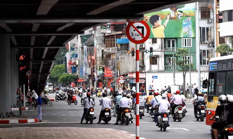 Có hệ thống biển báo rõ ràng để các phương tiện di chuyển dưới chân cầu không gặp trục trặc. (Trong ảnh là một biển báo ghi rõ giới hạn chiều cao vượt qua một đoạn gầm cầu)
