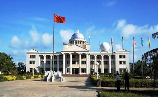 Trụ sở cái gọi là "thành phố Tam Sa" do phía Trung Quốc xây dựng trên quần đảo Hoàng Sa của Việt Nam. Trụ sở cái gọi là