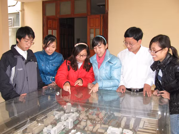 Sinh viên ĐH Quốc gia Hà Nội xem mô hình trường mình trong tương lai
