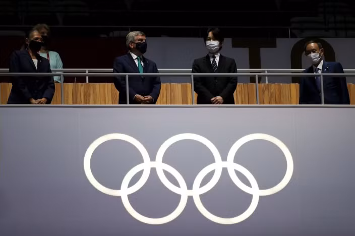 Buổi Lễ có sự tham dự của Chủ tịch IOC Thomas Bach, Thái tử Nhật Bản Naruhito, Thủ tướng Yoshihide Suga và Thống đốc Tokyo Yuriko Koike (từ trái qua phải).