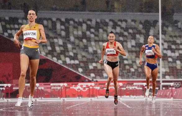 Quách Thị Lan (giữa) thi đấu bán kết 400m rào nữ