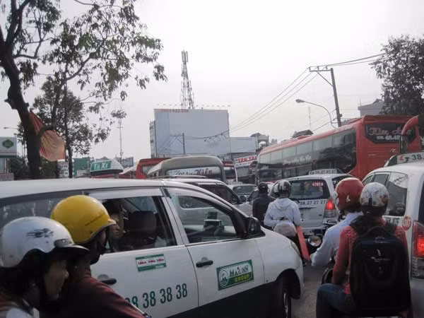 Cổng vào trong bến xe tắc nghẽn một đoạn dài khiến các phương tiện giao thông không thể di chuyển