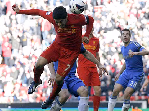 "Cơn điên" của Suarez đã tạo ra một trận đấu đầy cảm xúc tại Anfield. Ảnh Reuter.
