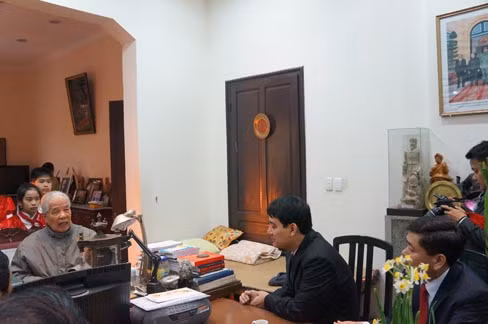 Nguyên Tổng Bí thư Đỗ Mười căn dặn Bí thư thứ nhất T.Ư Đoàn Nguyễn Đắc Vinh và Bí thư T.Ư Đoàn Nguyễn Long Hải. Ảnh: T.Đ