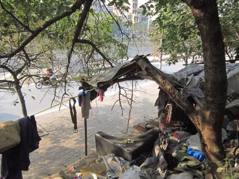Căn lều lụp sụp ngay sát đường 