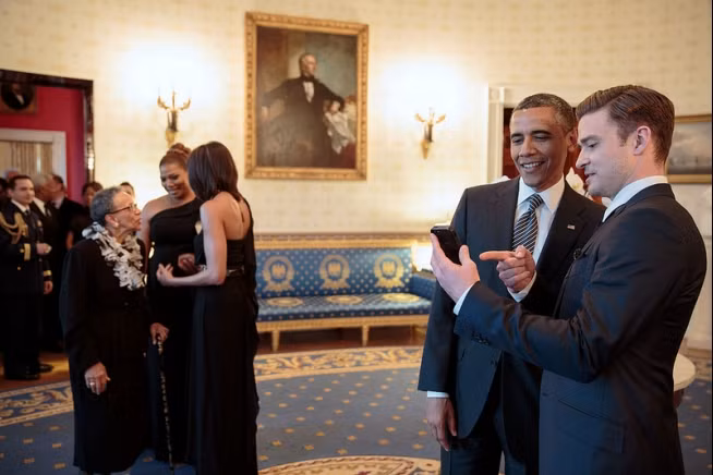 Tổng thống Barack Obama nói chuyện cùng ngôi sao Justin Timberlake tại Phòng Xanh của Nhà Trắng trước khi diễn ra một buổi hòa nhạc diễn ra hôm 9/4/2013
