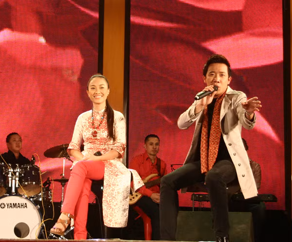 Trấn Thành đọc rap "Tau thích mi" trong chương trình.