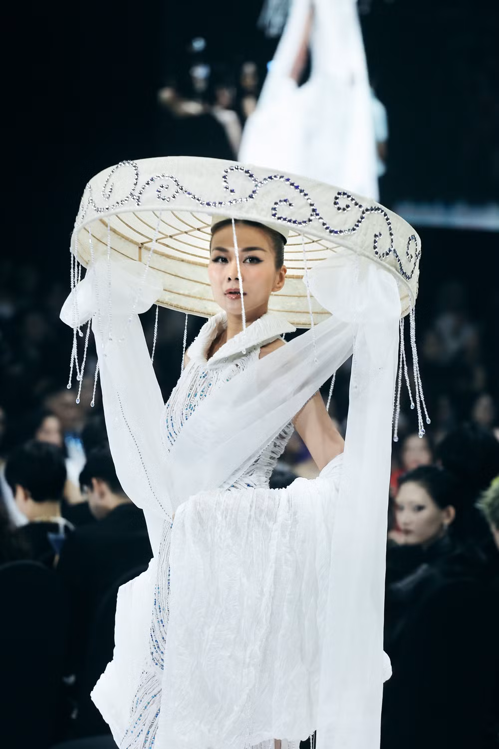 Thanh Hằng trở lại sàn diễn thời trang sau đám cưới. Thanh Hằng trở lại sàn diễn thời trang sau đám cưới.