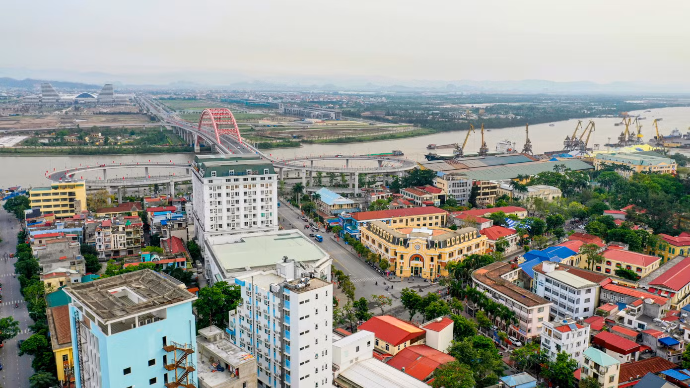 Trung tâm Chính trị - Hành chính sẽ là trụ sở mới của TP Hải Phòng sau sáp nhập với Hải Dương. Với vị trí đắc địa, nằm giữa TP Hải Phòng và tỉnh Hải Dương. Phía Đông giáp với đô thị trung tâm Hải Phòng, tận dụng tối đa hạ tầng hiện đại và các khu công nghiệp lớn. Phía Tây kết nối trực tiếp với Hải Dương, giúp duy trì sự liên kết giữa hai khu vực trung tâm cũ. Phía Bắc giáp Quảng Ninh, có tiềm năng mở rộng và liên kết vùng với một trong những trung tâm kinh tế mạnh nhất miền Bắc. Phía Nam nằm gần khu vực lõi đô thị Hải Phòng, vừa duy trì kết nối với cảng biển, vừa giảm áp lực đô thị quá tải.