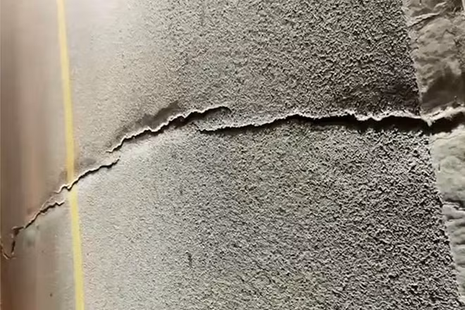 Cầu Ka Long bị tạm dừng lưu thông các phương tiện do xuất hiện vết nứt trên mặt cầu.