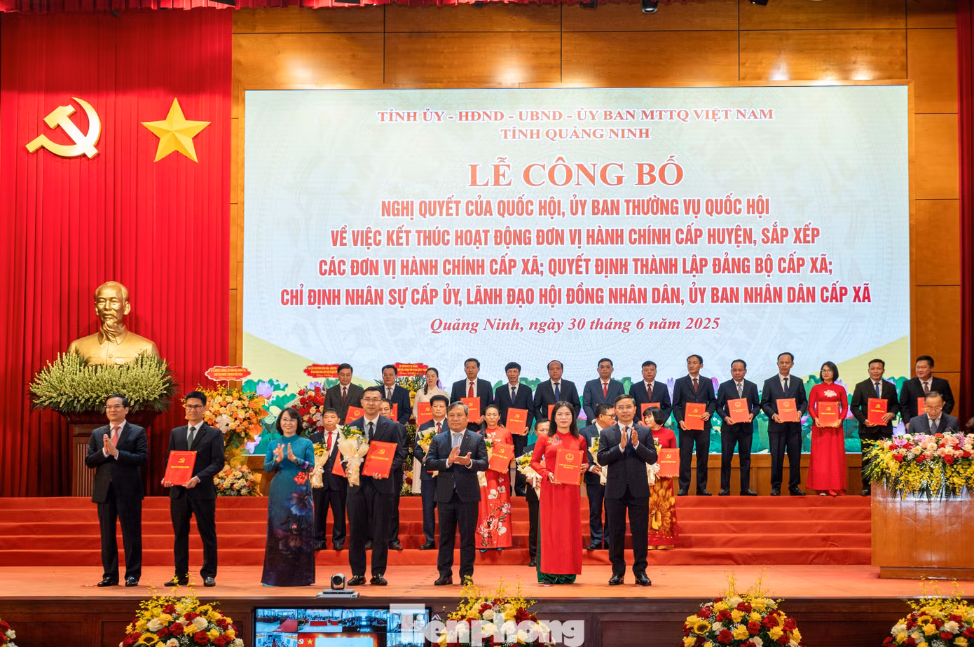 Tỉnh Quảng Ninh trao quyết định cho anh Nguyễn Thế Minh - Bí thư Đảng ủy xã cùng Phó Bí thư và Chủ tịch UBND xã Bình Liêu. Ảnh: Quốc Nam