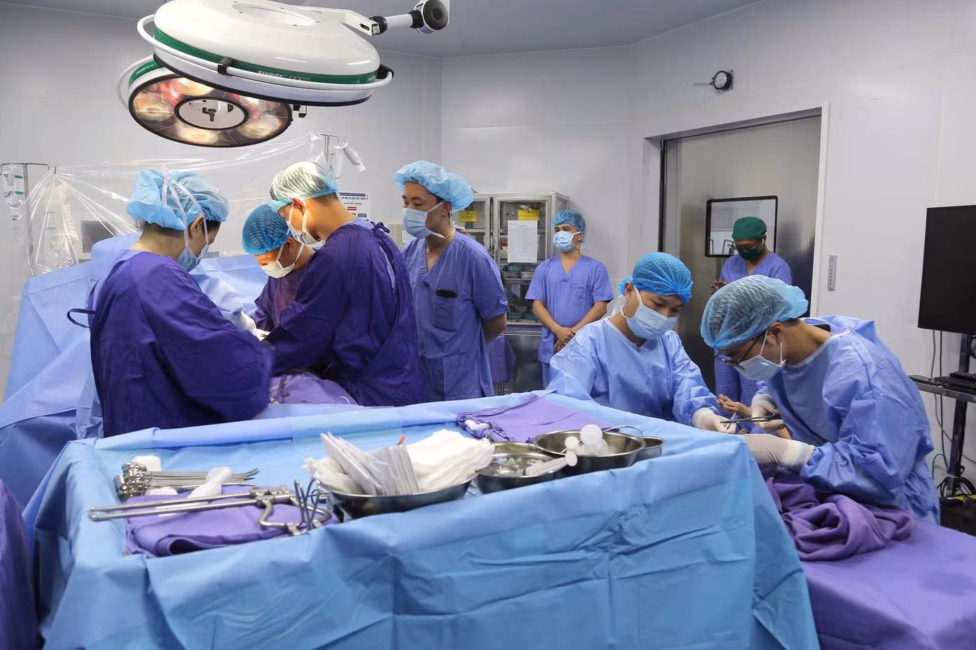Trong đêm, cả 2 ca ghép thận được đồng thời triển khai tại Bệnh viện Đa khoa tỉnh Quảng Ninh.