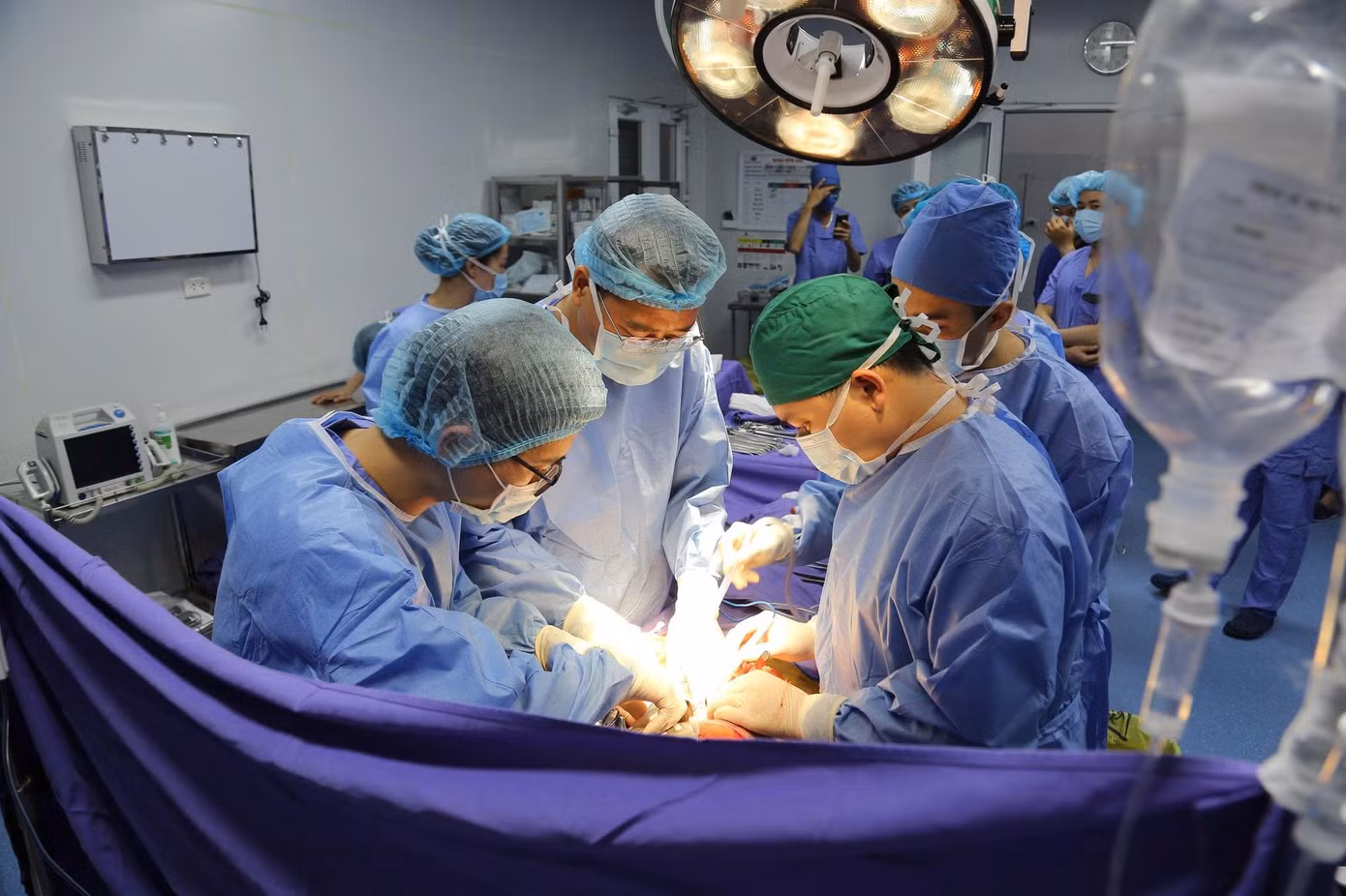 Bệnh viện Đa khoa tỉnh Quảng Ninh tổ chức huy động nhân lực, vật tư và 5 phòng mổ để tiến hành tách tạng.