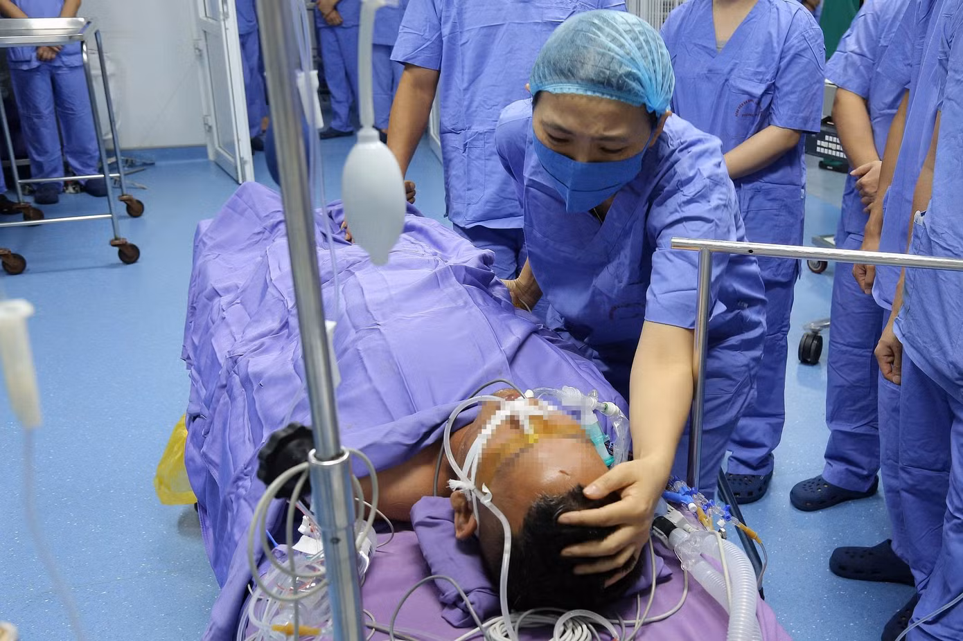 Từ một bệnh nhân bị chết não do đột quỵ, các bác sĩ Bệnh viện Đa khoa tỉnh Quảng Ninh tổ chức lấy tạng và kéo dài sự sống cho 7 người.
