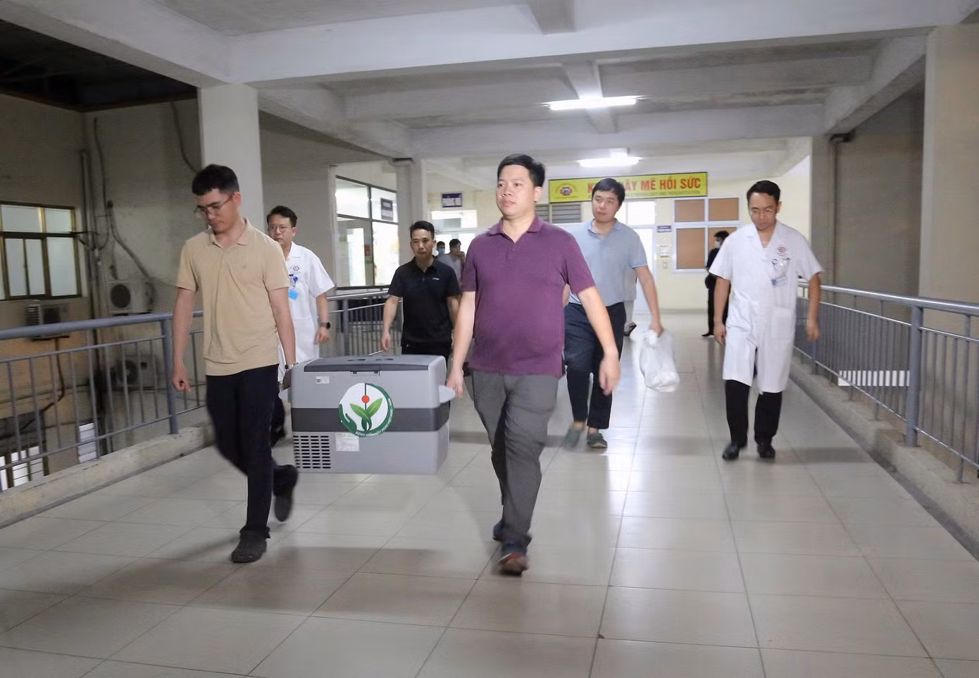 Từ tạng của người hiến, các bác sĩ khẩn trương tổ chức bảo quản và đưa về 5 bệnh viện để tiến hành ghép cho người được nhận.