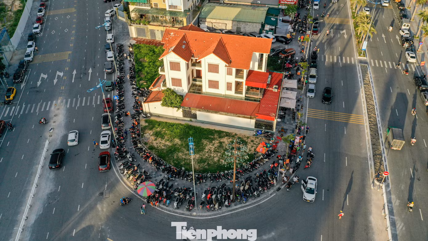 Trao đổi với Báo Tiền Phong, ông Nhâm Sỹ Thuộc, Phó chủ tịch UBND phường Hồng Hà, thừa nhận nhiều bãi xe không phép mọc lên do bãi tắm dài gần 1 km trong khi bãi đỗ xe theo quy hoạch lại nằm gần cuối bãi tắm. Ngoài ra, vị Phó chủ tịch phường Hồng Hà cho biết hai bãi đỗ xe có sử dụng vé trông giữ phương tiện của Công ty TNHH Tuấn Tú đều đã được chính quyền TP Hạ Long cho phép.