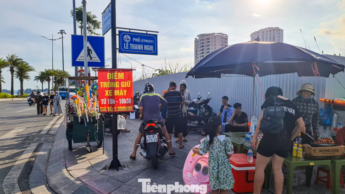 Đến khoảng 17h chiều, các bãi đỗ xe trước cửa trường liên cấp Lê Thánh Tông và cuối đường Lê Thanh Nghị đã chật kín phương tiện đến gửi.