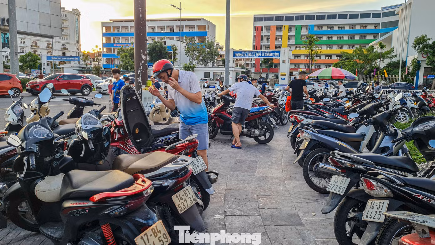 Theo người dân sinh sống gần bãi tắm, hàng ngày có hàng nghìn phương tiện đổ về các bãi xe dọc bãi tắm. Tình trạng chiếm dụng vỉa hè làm bãi đỗ xe cũng kéo dài trong nhiều năm đổ về đây.