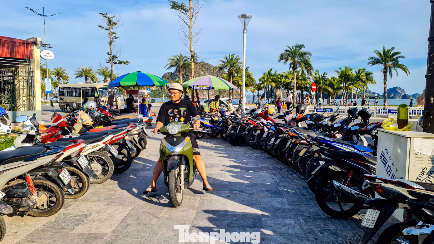 Tuy nhiên, khi PV thắc mắc về đơn vị trông giữ xe sử dụng vé tự in mà không phải vé điện tử được phát hành từ cơ quan thuế, ông Thuộc thừa nhận và nói công ty Tuấn Tú sử dụng vé tự in do máy in vé của cơ quan thuế bị hỏng.