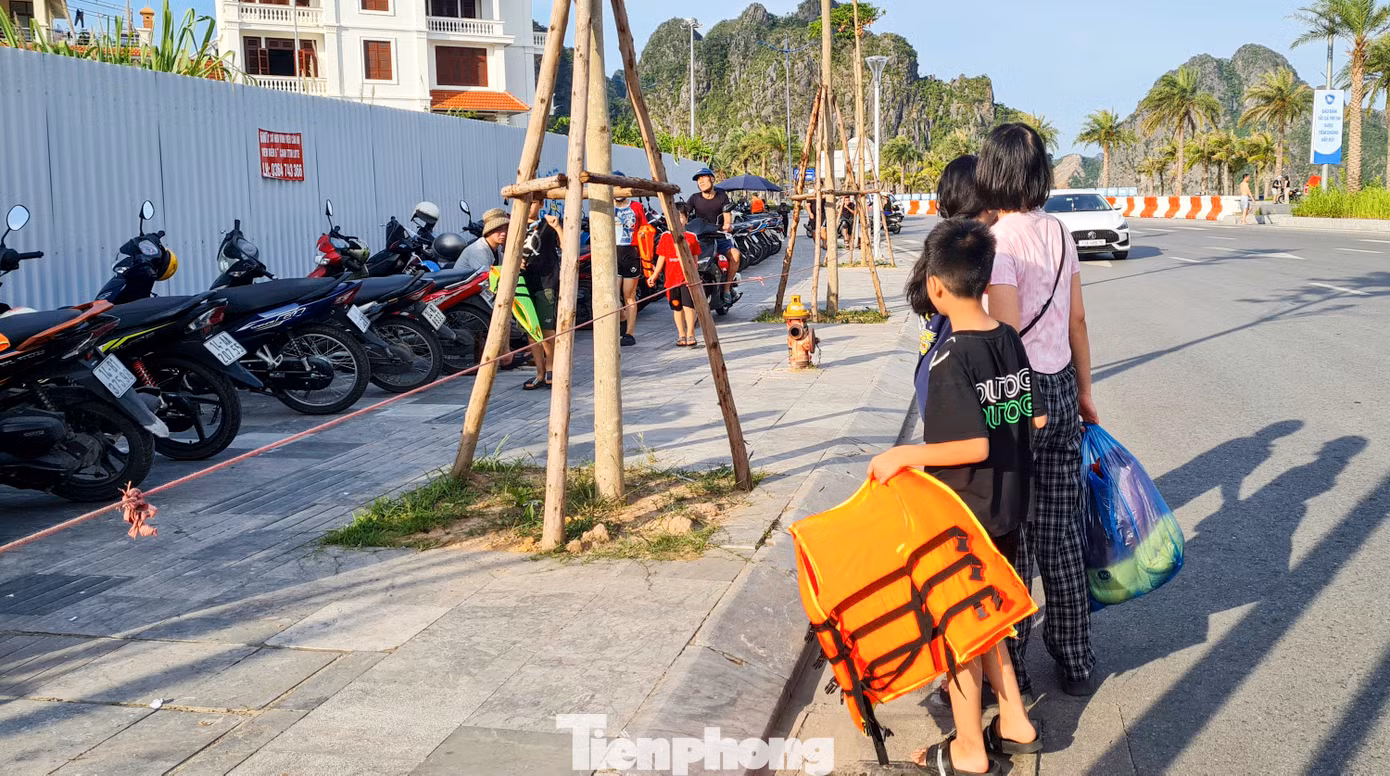 Do vỉa hè bị quây kín làm bãi đỗ xe nên người đi bộ phải di chuyển xuống lòng đường gây mất an toàn giao thông.