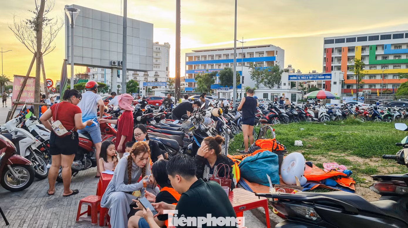 Đến khoảng 17h chiều, các bãi đỗ xe trước cửa trường liên cấp Lê Thánh Tông và cuối đường Lê Thanh Nghị đã chật kín phương tiện đến gửi.