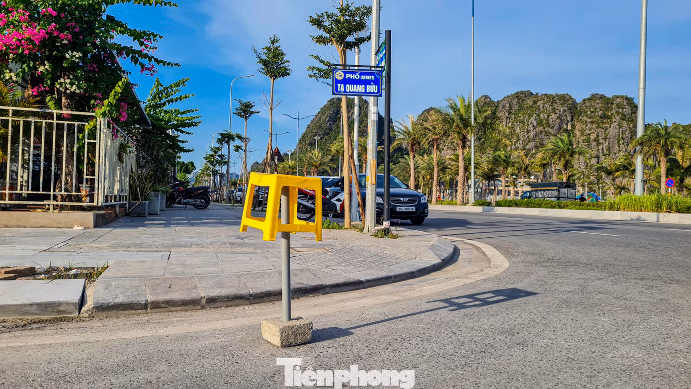 Tại một vị trí khác, những chiếc ghế nhựa và cọc bê tông được đặt ngay xuống lòng đường để "giữ chỗ" nhằm ngăn cản phương tiện ôtô dừng đỗ trong khi khu vực này không có biển báo cấm dừng đỗ.