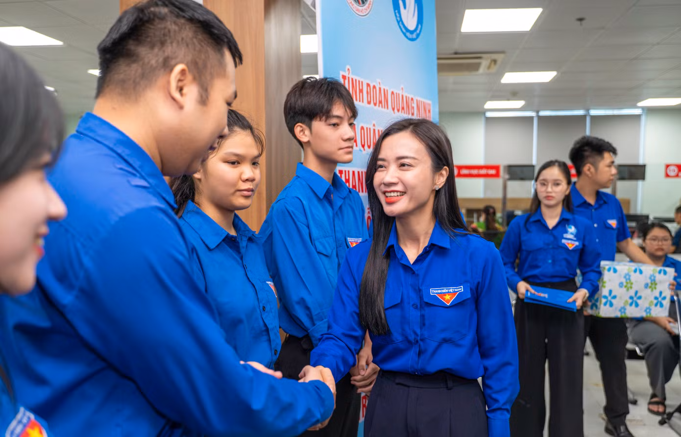 Đến động viên, tặng quà và phát động tại Trung tâm phục vụ Hành chính công phường Hồng Gai, chị Nguyễn Phương Thảo - Phó Bí thư Thường trực Tỉnh Đoàn Quảng Ninh, cho biết đây là thời khắc lịch sử khi tuổi trẻ Quảng Ninh cùng tuổi trẻ cả nước đồng loạt ra quân hỗ trợ vận hành chính quyền hai cấp.