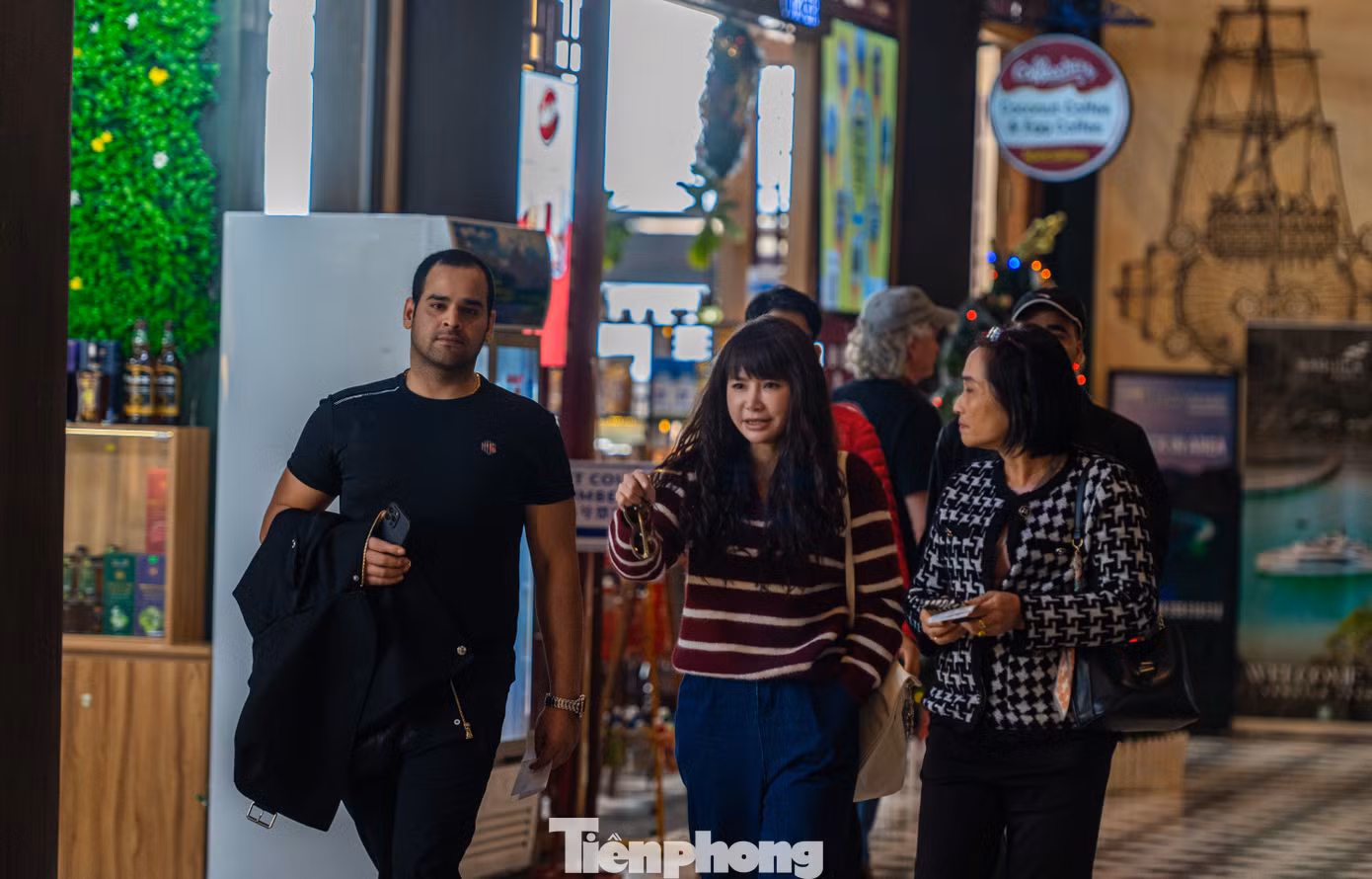 Đa số khách quốc tế đến Hạ Long đều đặt tour nghỉ đêm trên vịnh Hạ Long. Sản phẩm nghỉ trên vịnh Hạ Long nổi tiếng và thường là sự lựa chọn ưu tiên cho khách quốc tế khi đến Hạ Long vào mùa đông.