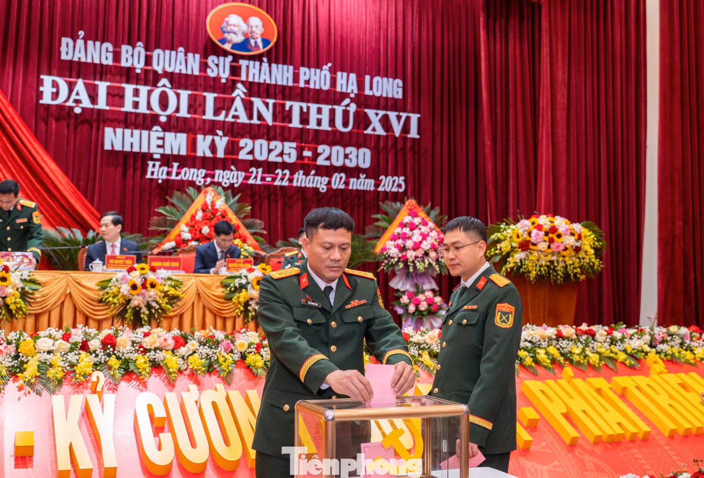Theo đó, Ban chấp hành Đảng bộ Quân sự TP Hạ Long khóa XVI gồm 5 đồng chí cùng với 2 đồng chí được Ban Thường vụ Thành ủy chỉ định tham gia Ban Chấp hành. Ông Vũ Quyết Tiến - Bí thư Thành ủy Hạ Long giữ chức Bí thư Đảng ủy Quân sự thành phố; ông Nguyễn Tiến Dũng - Phó bí thư Thành ủy, Chủ tịch UBND thành phố là Ủy viên được chỉ định tham gia BCH. Theo đó, Ban chấp hành Đảng bộ Quân sự TP Hạ Long khóa XVI gồm 5 đồng chí cùng với 2 đồng chí được Ban Thường vụ Thành ủy chỉ định tham gia Ban Chấp hành. Ông Vũ Quyết Tiến - Bí thư Thành ủy Hạ Long giữ chức Bí thư Đảng ủy Quân sự thành phố; ông Nguyễn Tiến Dũng - Phó bí thư Thành ủy, Chủ tịch UBND thành phố là Ủy viên được chỉ định tham gia BCH.