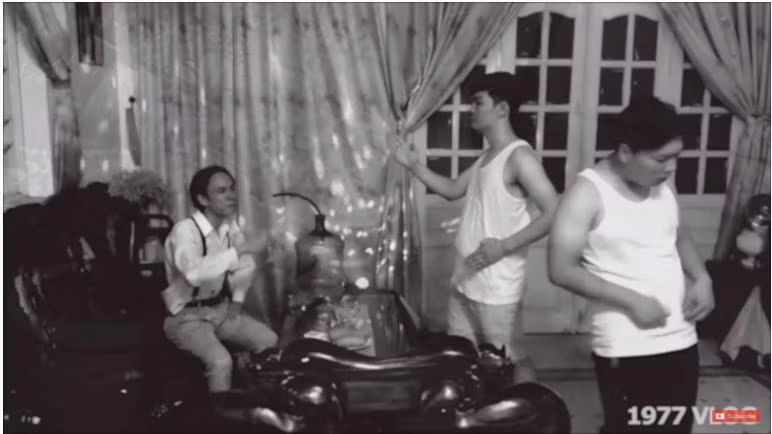 Phòng hát karaoke của Xuân tóc đỏ.