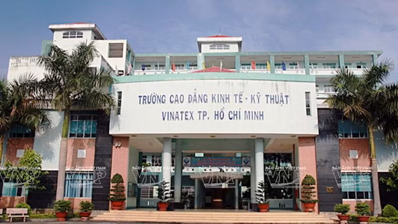 Trường có tiền thân là trường Công nhân Kỹ thuật May.