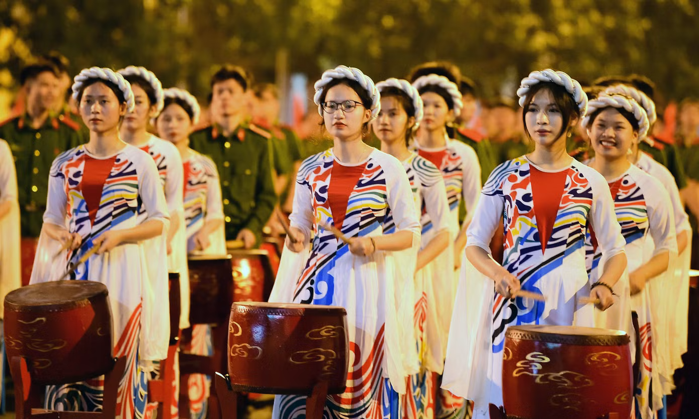 Trao đổi tại chương trình, Trung tướng Trần Minh Hưởng – Giám đốc Học viện Cảnh sát nhân dân cho biết, Học viện rất vinh dự và quyết tâm thực hiện khi được lãnh đạo Đảng, Nhà nước và lãnh đạo Bộ Công an tin tưởng giao nhiệm vụ tham gia biểu diễn trống hội trong chương trình kỷ niệm 50 năm thống nhất đất nước. Ảnh: Xuân Tùng
