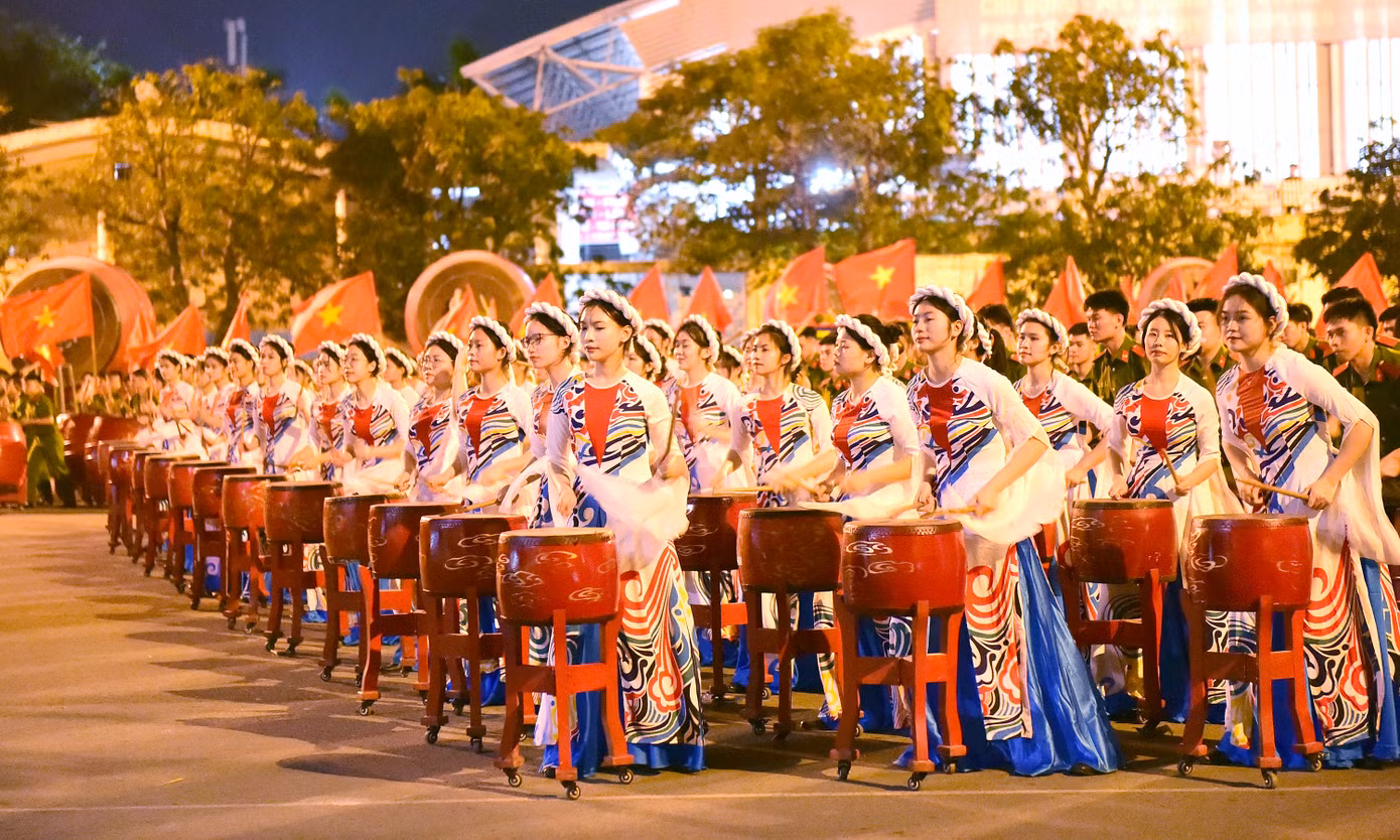 Trao đổi tại chương trình, Trung tướng Trần Minh Hưởng – Giám đốc Học viện Cảnh sát nhân dân cho biết, Học viện rất vinh dự và quyết tâm thực hiện khi được lãnh đạo Đảng, Nhà nước và lãnh đạo Bộ Công an tin tưởng giao nhiệm vụ tham gia biểu diễn trống hội trong chương trình kỷ niệm 50 năm thống nhất đất nước. Ảnh: Xuân Tùng