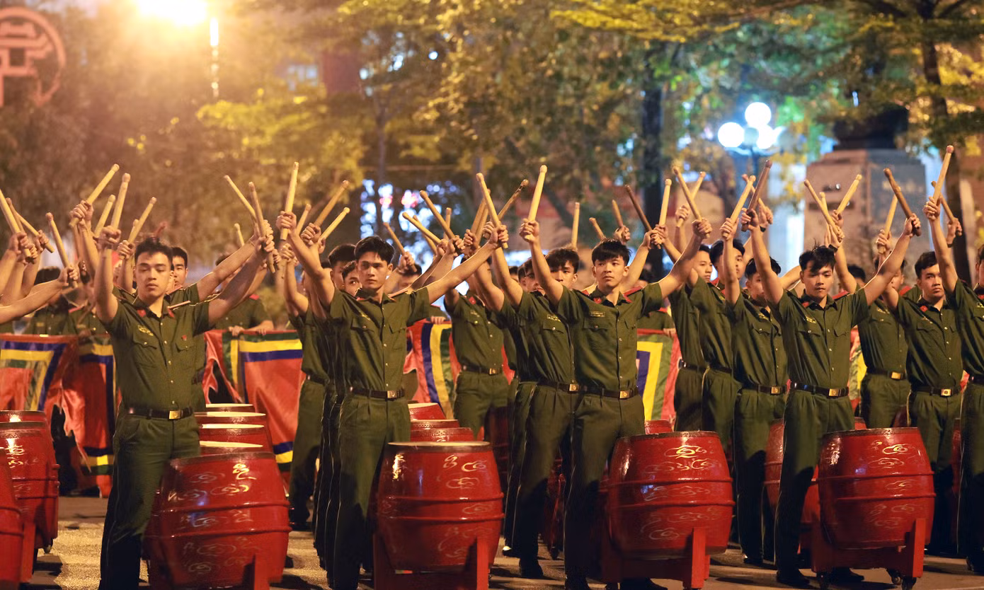 Thông qua màn trống hội, Học viện Cảnh sát nhân dân mong muốn chuyển tải chủ nghĩa anh hùng cách mạng, tinh thần yêu nước, tự hào dân tộc và phát huy giá trị truyền thống văn hoá lịch sử trong nhân dân Việt Nam và đến bạn bè quốc tế; bày tỏ lòng biết ơn sâu sắc với các thế hệ đã hy sinh vì độc lập, thống nhất của Tổ quốc. Bên cạnh đó, là dịp biểu dương lực lượng, lan toả hình ảnh đẹp chiến sĩ Công an nhân dân. Ảnh: Ly Ly