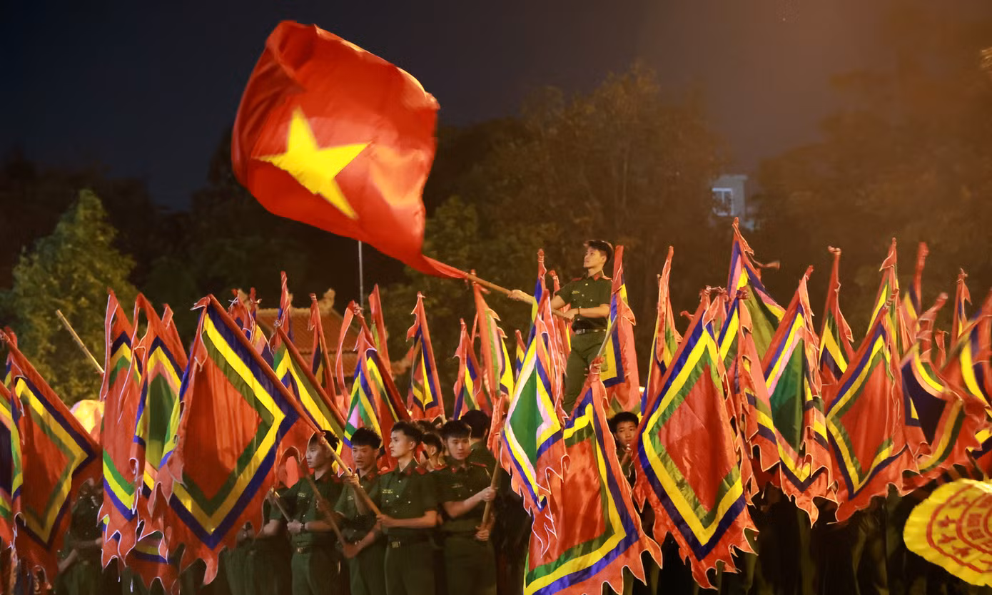 Tiết mục mang tên “Bản hùng ca toàn thắng” được trình diễn của hơn 1.000 người là cán bộ, học viên của Học viện Cảnh sát nhân dân. Tiết mục gồm biểu diễn 800 trống, kết hợp trình diễn múa lân sư, múa rồng và múa cờ. Ảnh: Ly Ly