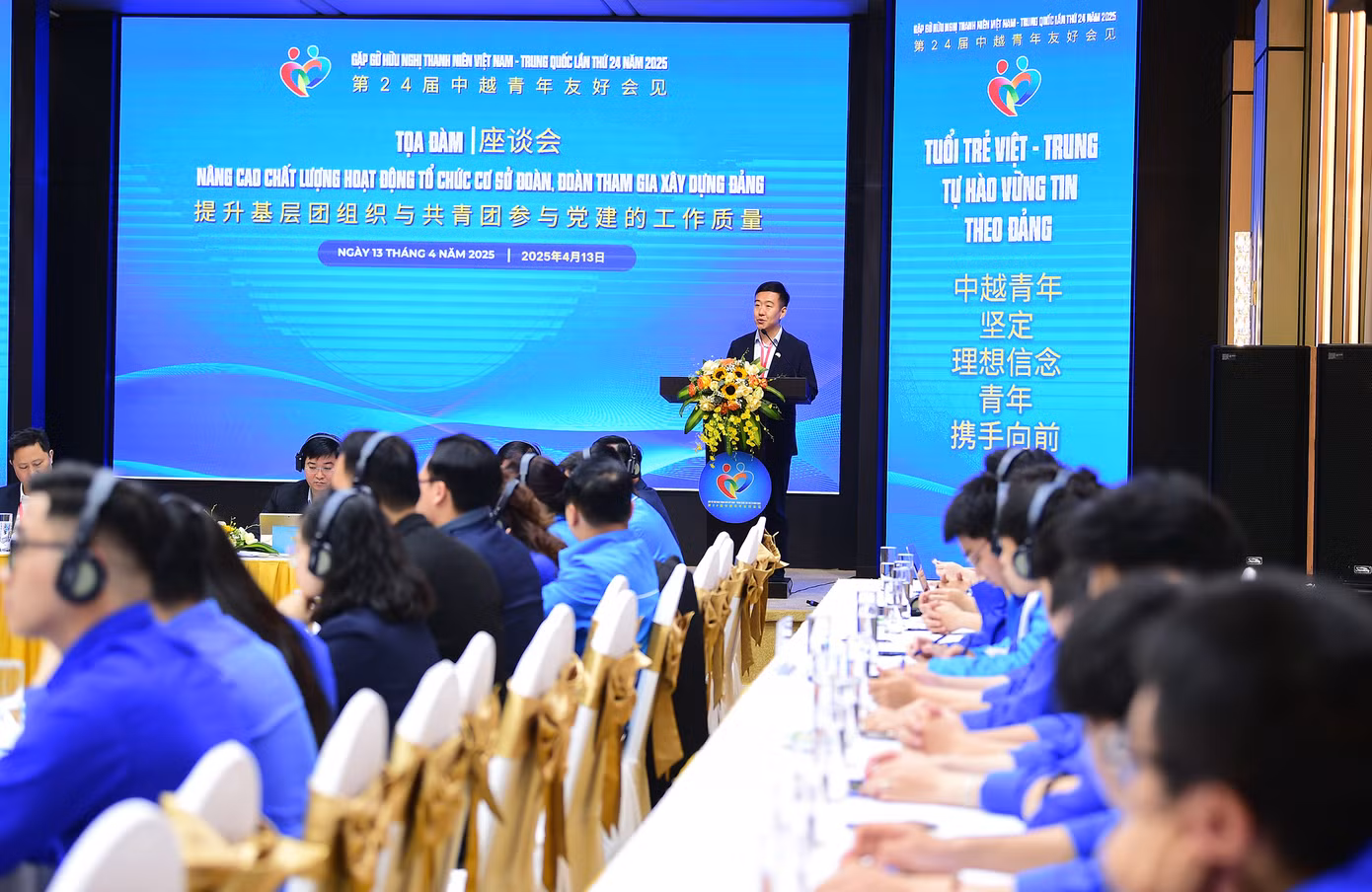 Anh Âu Kiến - Phó Trưởng ban Công tác Mặt trận Thống nhất và Liên lạc, Tỉnh Đoàn Sơn Đông (Trung Quốc) trình bày tham luận về mô hình, hoạt động bồi dưỡng tư tưởng chính trị, tư tưởng cho đoàn viên, thanh niên ở Trung Quốc tại toạ đàm. Ảnh: Xuân Tùng