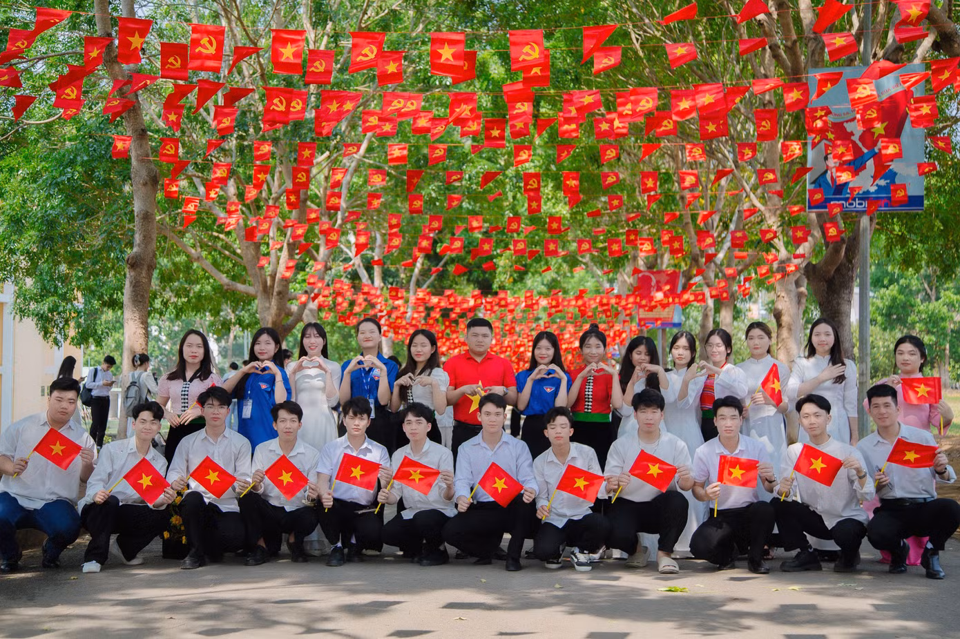 Đường cờ Tổ quốc tại trường ĐH Tây Bắc. Ảnh: NVCC Đường cờ Tổ quốc tại trường ĐH Tây Bắc. Ảnh: NVCC