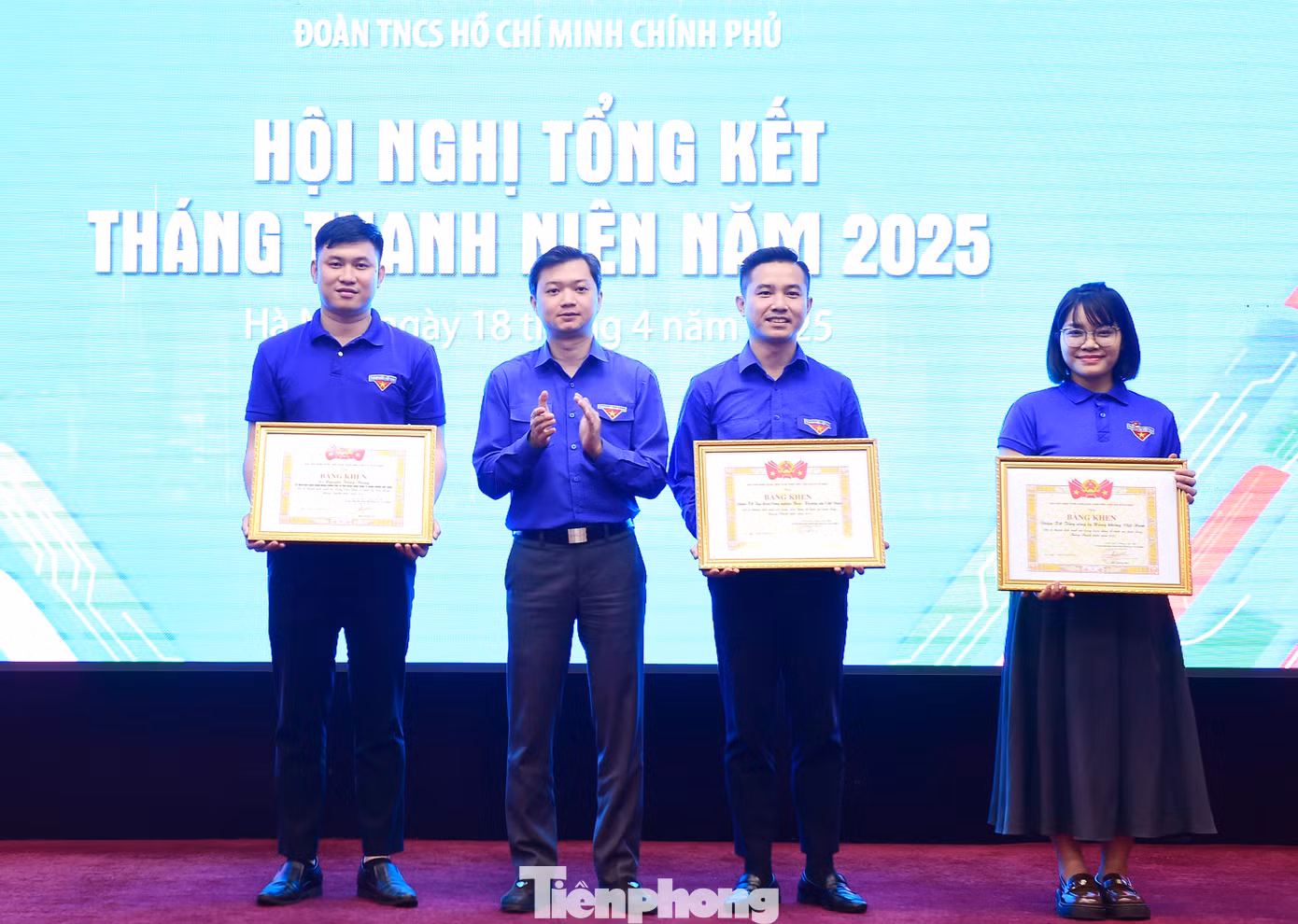 Anh Nguyễn Minh Triết - Bí thư T.Ư Đoàn trao tặng Bằng khen của BCH T.Ư Đoàn cho 3 tập thể có thành tích xuất sắc trong Tháng Thanh niên năm 2025. Ảnh: Xuân Tùng Anh Nguyễn Minh Triết - Bí thư T.Ư Đoàn trao tặng Bằng khen của BCH T.Ư Đoàn cho 3 tập thể có thành tích xuất sắc trong Tháng Thanh niên năm 2025. Ảnh: Xuân Tùng