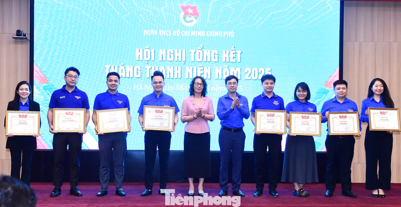 Nhiều cá nhân nhận khen thưởng của Ban Chấp hành Đoàn Thanh niên Chính phủ. Ảnh: Xuân Tùng Nhiều cá nhân nhận khen thưởng của Ban Chấp hành Đoàn Thanh niên Chính phủ. Ảnh: Xuân Tùng