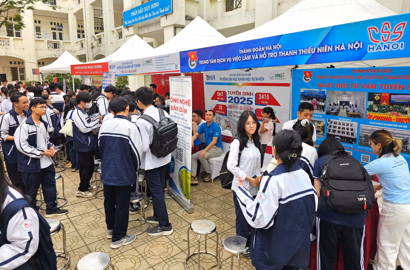 Ngày hội Hướng nghiệp - Tuyển sinh thu hút đông đảo học sinh đến tham gia. Ảnh: Linh Hiệp