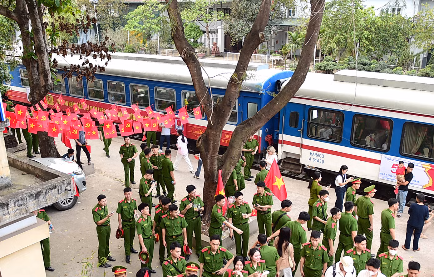 Hình ảnh cờ Tổ quốc và cờ Đảng được trang trí tại Ga Phú Diễn (Hà Nội), các học viên Học viện Cảnh sát Nhân dân chuẩn bị lên đường vào tham gia chương trình kỷ niệm 30/4 tại TP.HCM chiều 20/4. Ảnh: Xuân Tùng