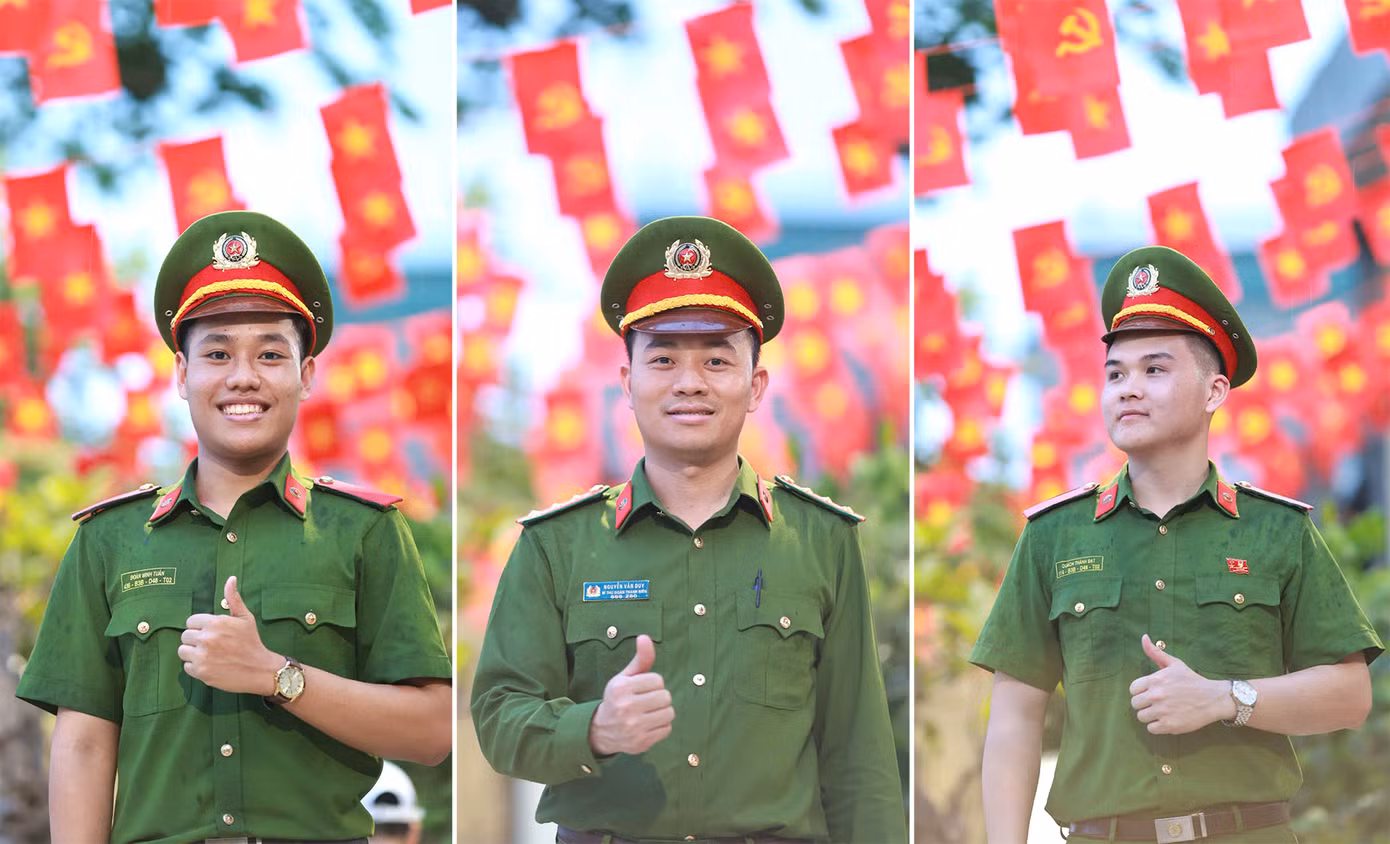 Học viên Học viện Cảnh sát Nhân dân chụp ảnh với sắc đỏ của cờ Tổ quốc và cờ Đảng. Ảnh: Ly Ly