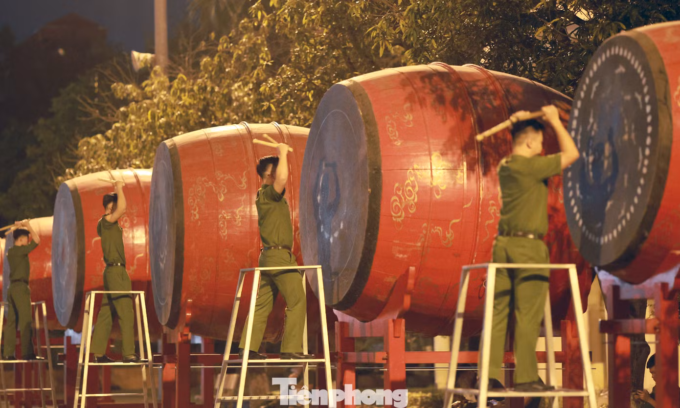 Bạn Quách Thành Đạt (lớp D33 khóa 48) là một trong số những người đảm nhận trống sấm trong tiết mục “Bản hùng ca toàn thắng”. Đạt bày tỏ niềm vinh dự khi được tham gia biểu diễn dịp kỷ niệm 50 năm thống nhất đất nước và háo hức mong chờ đến ngày hội chính. Đạt cho biết, thanh âm của dàn trống sấm sẽ mở màn và bắt nhịp trong tiết mục. Để biểu diễn trống sấm đòi hỏi thể lực tốt và sức bền, dẻo dai, vì vậy, Đạt không chỉ thực hiện luyện kỹ thuật đánh trống mà còn tập thể dục thể thao.