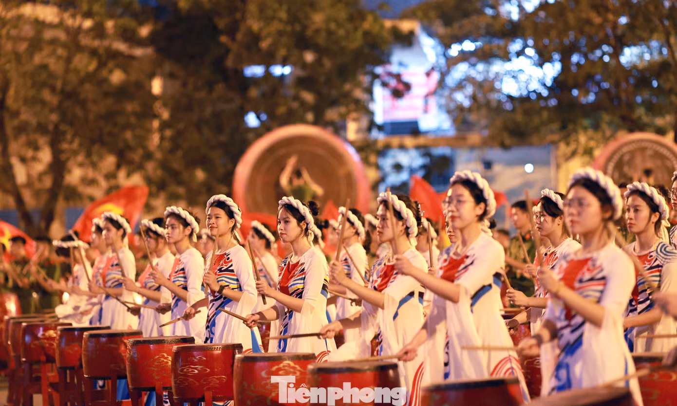 Trao đổi tại chương trình, Trung tướng Trần Minh Hưởng – Giám đốc Học viện Cảnh sát nhân dân cho biết, Học viện rất vinh dự và quyết tâm thực hiện khi được lãnh đạo Đảng, Nhà nước và lãnh đạo Bộ Công an tin tưởng giao nhiệm vụ tham gia biểu diễn trống hội trong chương trình kỷ niệm 50 năm thống nhất đất nước. Ảnh: Xuân Tùng