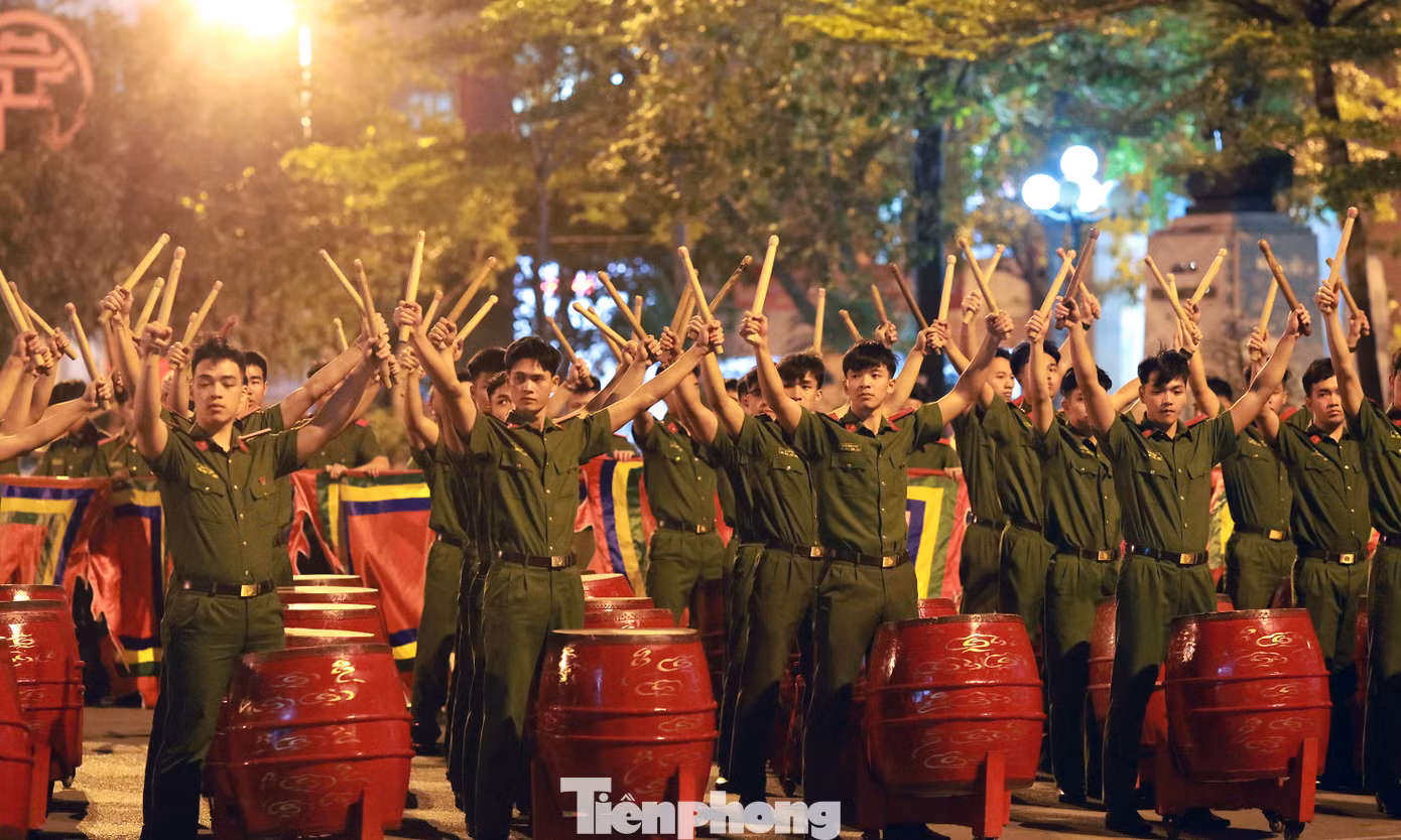 Thông qua màn trống hội, Học viện Cảnh sát nhân dân mong muốn chuyển tải chủ nghĩa anh hùng cách mạng, tinh thần yêu nước, tự hào dân tộc và phát huy giá trị truyền thống văn hoá lịch sử trong nhân dân Việt Nam và đến bạn bè quốc tế; bày tỏ lòng biết ơn sâu sắc với các thế hệ đã hy sinh vì độc lập, thống nhất của Tổ quốc. Bên cạnh đó, là dịp biểu dương lực lượng, lan toả hình ảnh đẹp chiến sĩ Công an nhân dân. Ảnh: Ly Ly